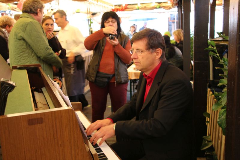 George Kuchar vor dem Piano und Buchhändlerin Schairer hinter der Kamera
